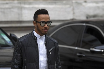 Hamilton, look da star alle sfilate di Parigi