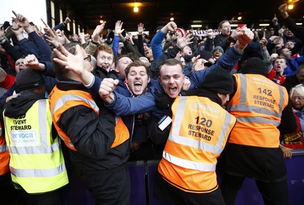 Premier League, i tifosi vincono il braccio di ferro: biglietti a 30 sterline