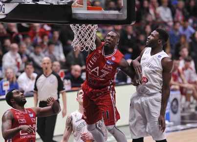 Sanders schiaccia Caserta, Milano torna in testa