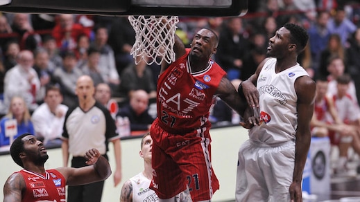 Sanders schiaccia Caserta, Milano torna in testa