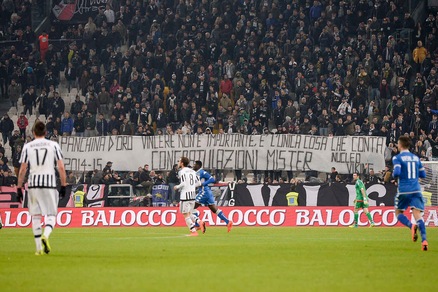 Juventus, i tifosi stanno con Allegri: striscioni per lui e cori contro Sacchi