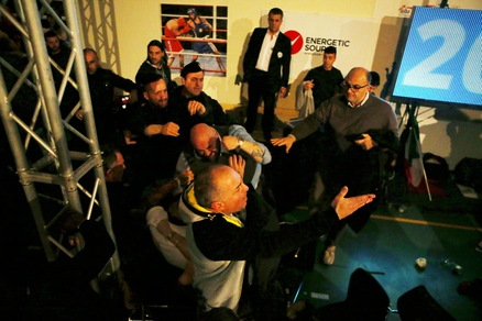 Pugilato, rissa incredibile alla fine del match tra Ricci e Demchenko