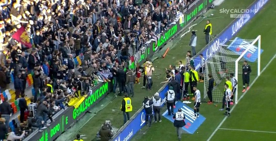 Udinese, tensione alla fine del match: tifosi contro la squadra