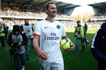 Calciomercato, il Psg chiede a Ibrahimovic di rimanere ma lui: «Al momento non resto»