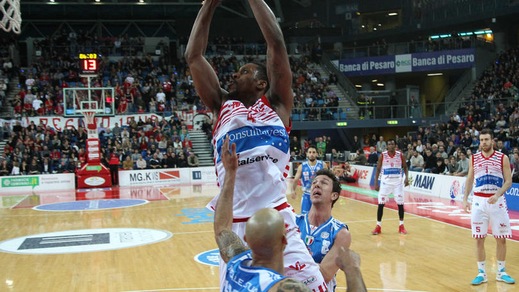 Daye travolge Sassari, Torino sempre più giù