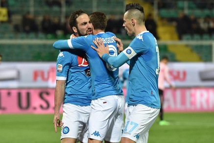 Serie A, Palermo-Napoli 0-1: Higuain da record, la Juve non scappa