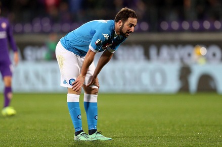 Napoli, Higuain lascia l'allenamento: botta alla caviglia destra