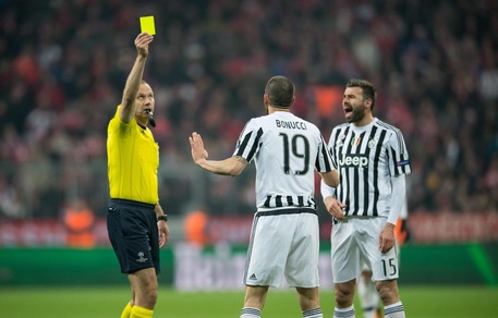 Bufera Bayern-Juventus, applausi e fotogramma mostrato all'arbitro