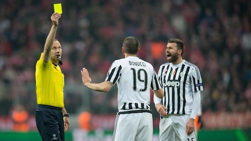 Bufera Bayern-Juventus, applausi e fotogramma mostrato all'arbitro