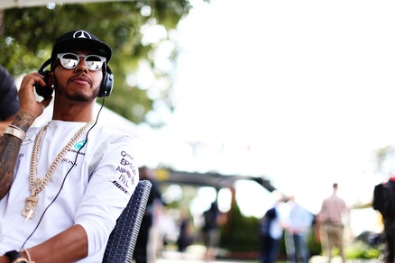 F1, Hamilton non si fida: «Ferrari ha asso nella manica»