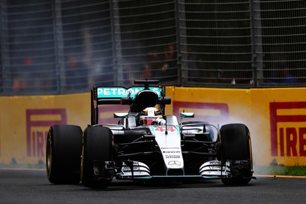 F1 Australia, Hamilton spinge nelle libere sotto al diluvio
