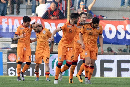 Risultati Serie B: Cagliari show a Vicenza, ora è primo a +2 dal Crotone. Pari Salernitana e Latina