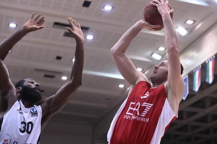 Basket Serie A, Milano, il derby per ripartire