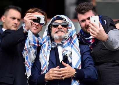 Sampdoria, Ferrero in papillon e occhiali da sole: che show al Ferraris