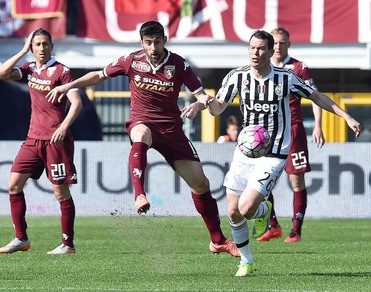 Torino-Juventus, Lichtsteiner simula, ma la scampa. Ci vuole la prova tv