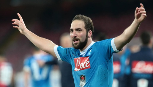 Napoli, guerra a Mediaset: «Giù le mani da Higuain»