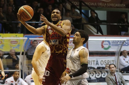 Basket Serie A, sprint Venezia, Caserta nei guai