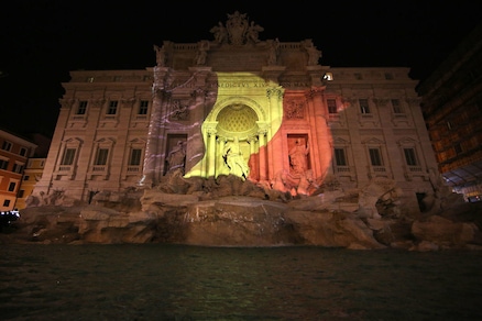 Attentati Bruxelles, la Fontana di Trevi illuminata con la bandiera del Belgio