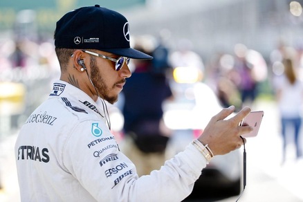 F1, Lewis Hamilton si dà al golf: che colpo ad alta quota!