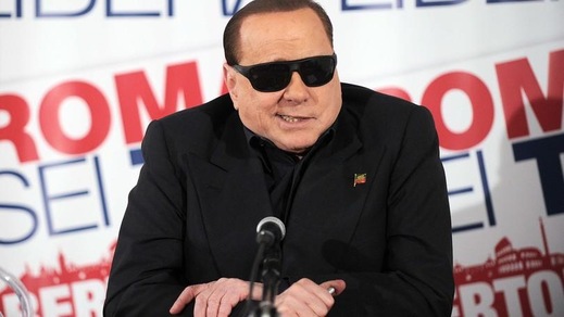 Berlusconi a Roma si presenta con gli occhiali da sole