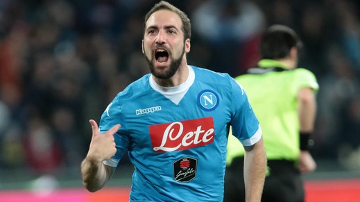 Serie A, Napoli-Genoa 3-1: Higuain è un alieno, la Juve resta a tre punti