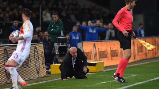 Italia-Spagna, il guardalinee frana su Del Bosque che cade a terra!