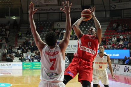 Wright-Davies, Varese vince gara1