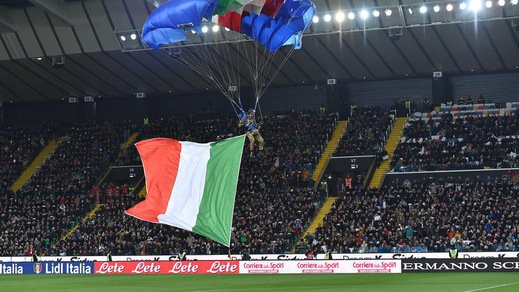 Le bandiere di Italia e Spagna arrivano dal cielo con i paracadutisti dell'Esercito!