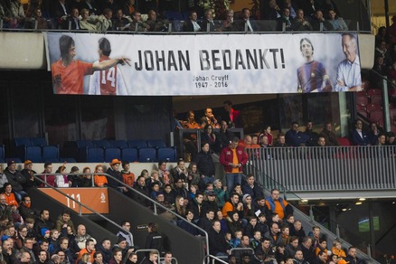 Lacrime e commozione: il Camp Nou è aperto per Cruijff