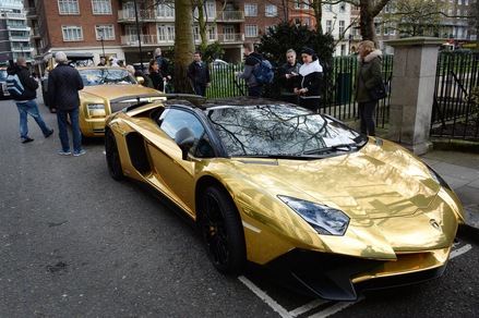 Turisti sauditi a Londra con flotta di supercar d'oro