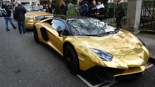 Turisti sauditi a Londra con flotta di supercar d'oro