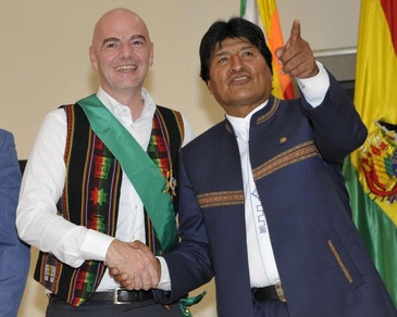 Calcio, Infantino insieme al presidente Morales in Bolivia