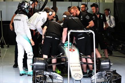 F1, Bahrain: doppietta Mercedes nelle prime libere, Vettel 11esimo