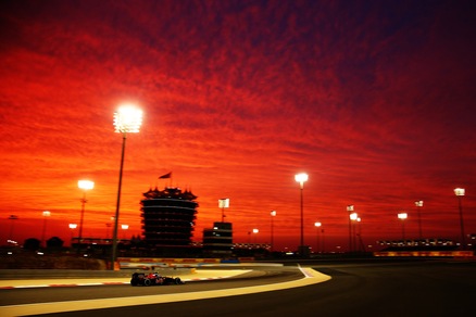 GP Barhain, nelle libere Vettel rompe e Mercedes domina