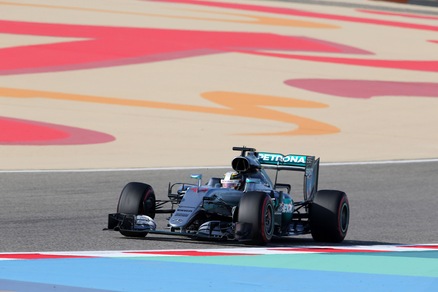 F1, Bahrain: pole Hamilton, seconda fila Ferrari