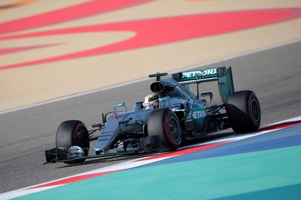 F1, GP Bahrain: pole da record per Hamilton