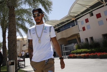 F1, che look Hamilton in Bahrain: i fan impazziscono