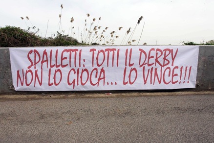 Roma, striscione per Spalletti: «Totti, il derby non lo gioca... Lo vince!»