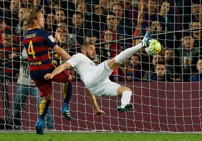 Barcellona-Real Madrid 1-2, gol in acrobazia per Benzema