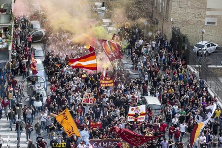 Lazio-Roma: che bolgia i tifosi giallorossi a Testaccio!
