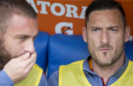 Totti e De Rossi, che coppia in panchina: cosa si saranno detti?