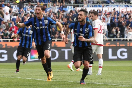 Serie A, Atalanta-Milan 2-1, Fiorentina-Sampdoria 1-1, Genoa-Frosinone 4-0, Chievo-Palermo 3-1