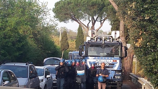 Lazio, scoppia la contestazione: tifosi in rivolta, cariche della polizia