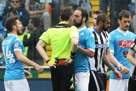 Napoli, per Higuain si aspetta il referto: rischia tre giornate