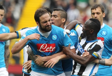 Serie A, Napoli presenterà ricorso per Higuain e Sarri: «Squalifiche ingiuste ed eccessive»