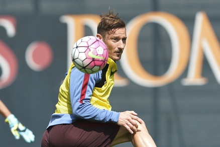 Roma, Totti si allena a parte per una botta alla caviglia