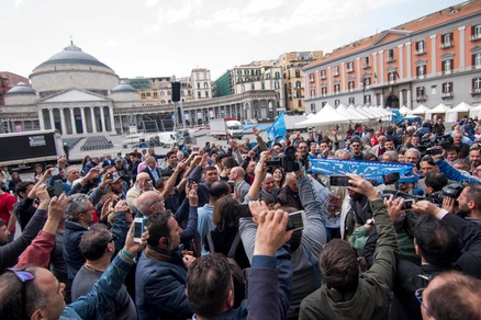 Napoli, i tifosi scendono in piazza: flash mob per difendere Higuain