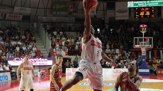 Davies piega Venezia, Varese torna a sognare