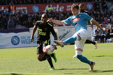 Il Napoli (ri)scopre Gabbiadini. Un gol ogni 120’, e Higuain lo applaude