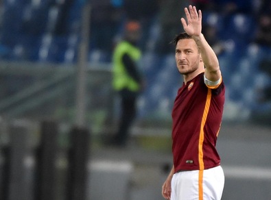 Roma, Totti torna in campo tra gli applausi dell'Olimpico